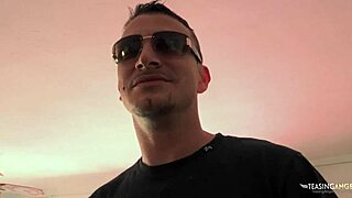 Schönes Paar schleicht weg, um bei Freunden hart zu ficken