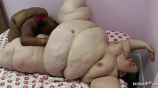 极度肥胖女人探索罕见女同性恋动作
