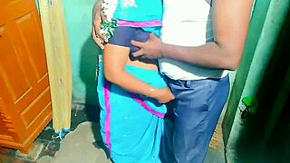 इंडियन आंटी सफाई करते हुए पकड़ी गई, हाउस ओनर ने बेडरूम में झुकाया