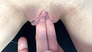 Orgasm squirting lovește tare în timp ce degetez pizda udă și suculentă a adolescentei 18+ în prim-plan
