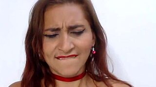 Μεγαλόστηθη Λατίνα εκτοξεύει σκληρά στην κάμερα με παιχνίδι