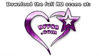 Les étudiantes Penelope Woods, Britt Blair et Kallie Taylor se transforment en apprenties avides qui désirent l'attention de leur prof.