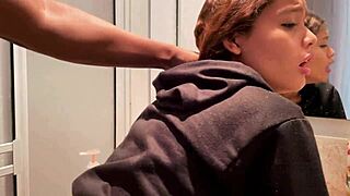 Latina de 18 ans baise un black dans les toilettes pour du fun