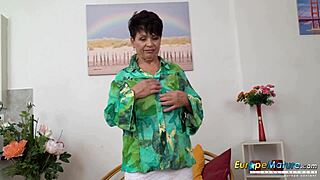 Europemature Solo Striptease Met Sensuele Mature Speeltjes