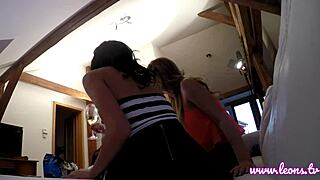 Сексуальная лучшая подруга на дне рождения с взлетающими мини-юбками