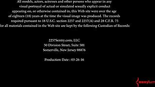 קינגסלי הקטנה 18+ עם תחת בועות סובלת עונש תחת קשה בזמן בליעת זרע