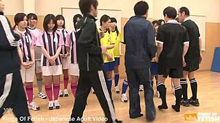 जापानी फीमेल टीम कोच के कमांड्स मानती है