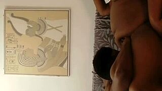 BBW Roxy Kalın Yarığı Sertçe Emiyor Sexhard XXX'de.