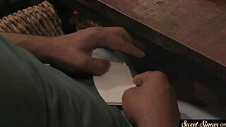 ابنة زوج تركب BBC بدون توقف، تشتهي زب أكتر في الرول بلاي! 😈 حارة جدا!