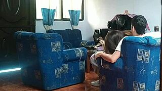 누나 남친 리빙룸에서 박는 걸 몰래 찍어 보여줌