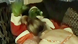 Gledaj ovo, Danielle Roy potpuno pobeđuje Grinča, ona je jebeno seksi boginja koja jaše jako konjski stil!