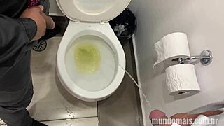 esses caras peludos e maduros fazem orgia bareback com tesão.