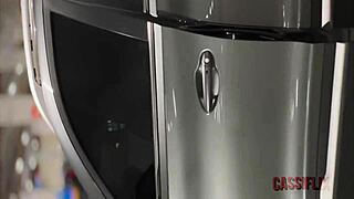 mostrei minha buceta pro boy no carro e ele me comeu