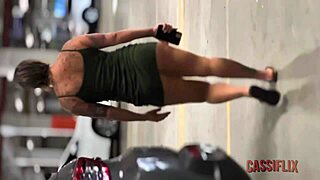 mostrei minha buceta pro boy no carro e ele me comeu