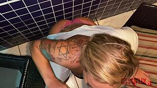 mostrei minha buceta pro boy no carro e ele me comeu