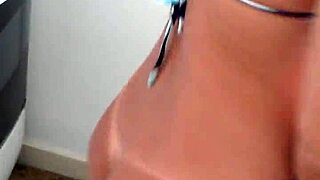 na cozinha com bikini e prostituta