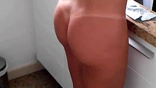 na cozinha com bikini e prostituta