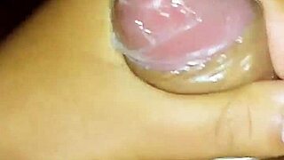 gozando na camisinha gay intense cumshot