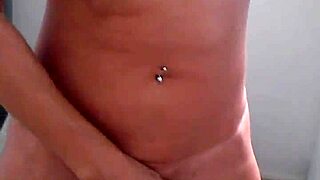 na cozinha com bikini e prostituta