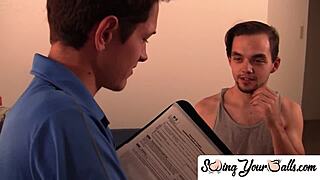 Utviklende mann nyter heftig sugejobb fra homofil pervers