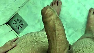 gordinho cumming in the shower