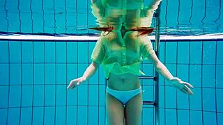 Nina Mohnatka reveals hairy pussy in tight bikini shower