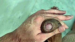 gordinho cumming in the shower