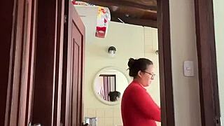 Mi vecina está en el baño