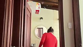 Mi vecina está en el baño