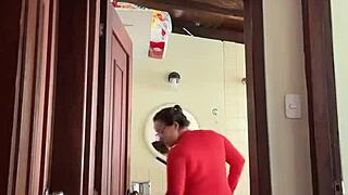 Mi vecina está en el baño