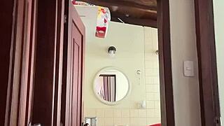 Mi vecina está en el baño