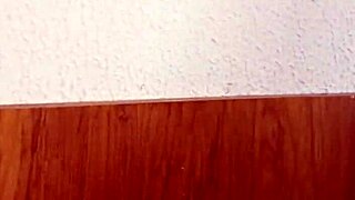 video amador de cinegrafista e dois atores numa transa no quarto com crossdressing gay threesome!