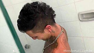 video amador de cinegrafista e dois atores numa transa no quarto com crossdressing gay threesome!