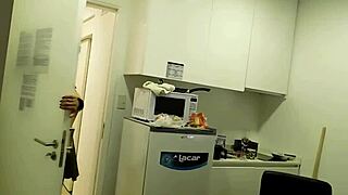 Terrível Puta La Mucama Bent Over for Deepthroat Monster Cock Action