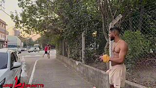 dois negoes dotados fodem o branquinho virgem