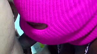 Safada Mascarada Ganhando Leite