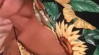 com tesao e sozinha masturbando