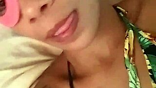 com tesao e sozinha masturbando