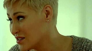 Stepdaughter casually shows her stepmom how to squirt during lesbian fun