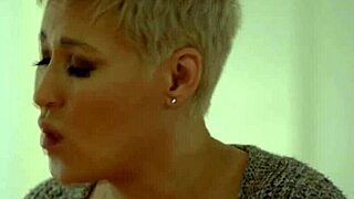 Stepdaughter casually shows her stepmom how to squirt during lesbian fun