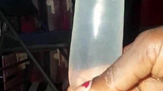 Je prepare mon penis au glaçon pour me faire defoncer la chatte. Black pussy gets pounded in web chat.