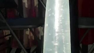 Je prepare mon penis au glaçon pour me faire defoncer la chatte. Black pussy gets pounded in web chat.