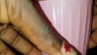 Je prepare mon penis au glaçon pour me faire defoncer la chatte. Black pussy gets pounded in web chat.