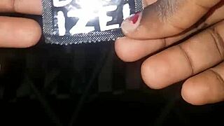 Je prepare mon penis au glaçon pour me faire defoncer la chatte. Black pussy gets pounded in web chat.