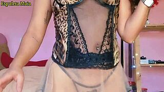 LATINA BRUNETTE SHOWING HER STUFFED PANTIES AND TWERKING