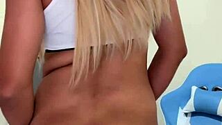 Jalándome La Polla Como Transexual Pequeña En Una Sesión Íntima.