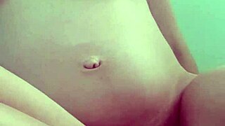 Pregnant babe masturbating solo with natural tits gets me every time 😍