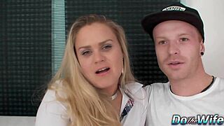 Soție blondă primește creampie anal lângă soțul cuckold