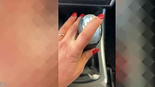 i'm watching kataluna fucking her pussy with a speed box and squirting