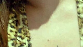 Tá com muito tesão, vem aqui gozar nos meus peitos e axilas